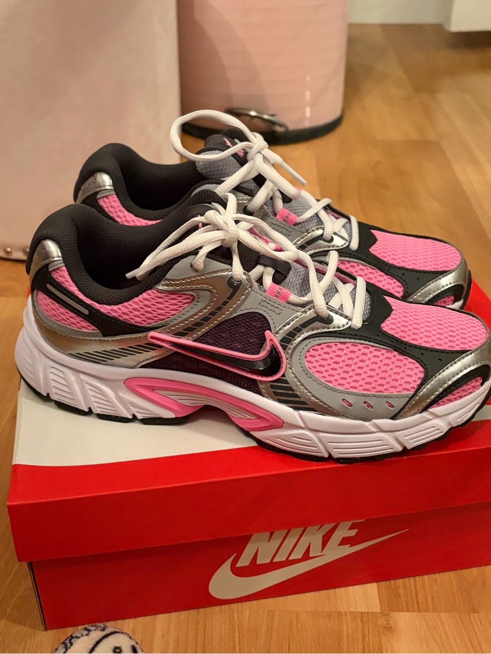 NIB Nike Women’s V5 RNR Black, Pink, & Silver Shoe Size 9.5 - Picture 5 of 7